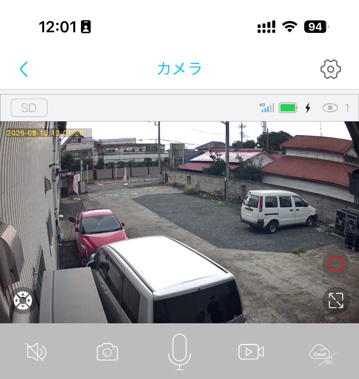 スマホアプリで駐車場のライブ映像を表示している画面。上部にSDカード・4G電波・バッテリー残量、下部に音声やカメラ操作のアイコンが並ぶ