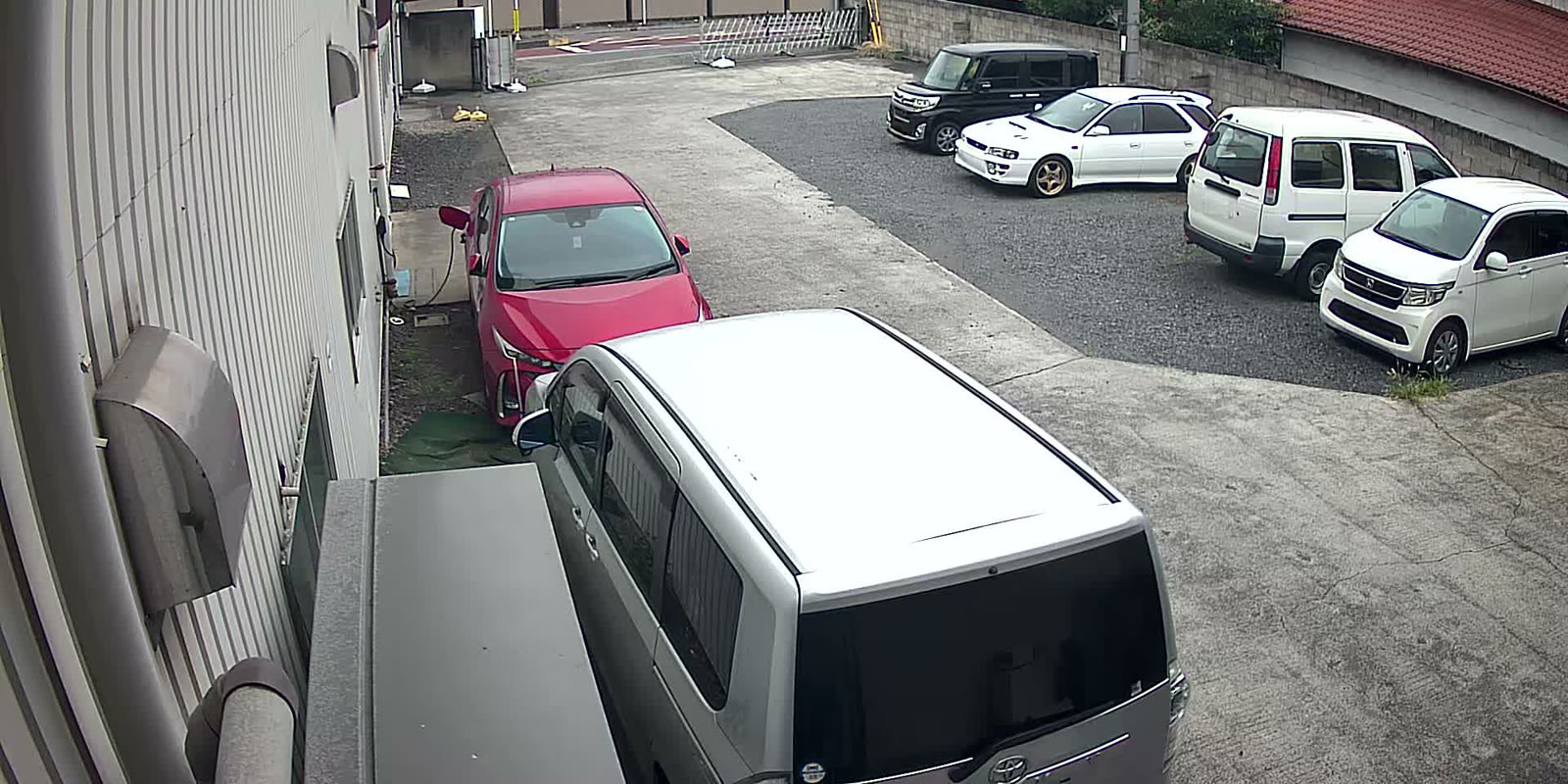 ソーラー充電式カメラで撮影した駐車場の実際の映像。複数の駐車車両と出入口までを1台で見渡せている