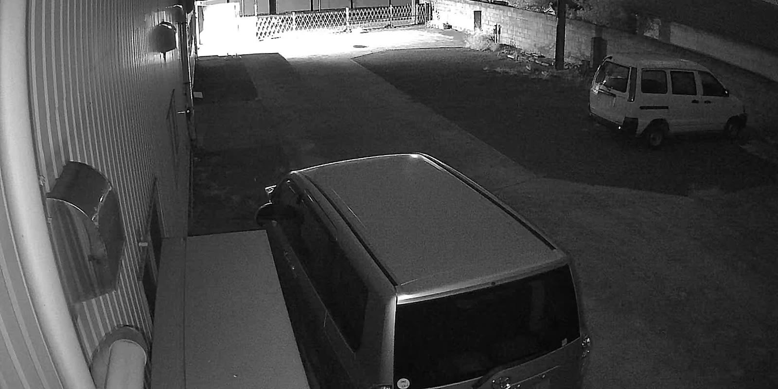 同じ駐車場を深夜0時台に赤外線撮影した白黒映像。駐車車両の位置や形は判別できる